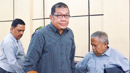 mantan Kadisdik Provinsi jambi, Idham Khalid usai menjalani sidang putusan kasus korupsi pengadaan Laptop